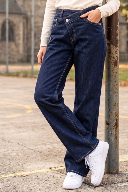 Wide-leg trousers with an asymmetric fastening