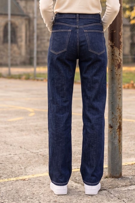 Wide-leg trousers with an asymmetric fastening 2