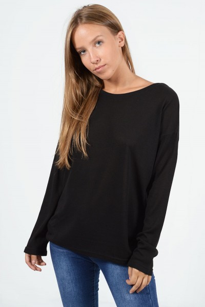 Μακρυμάνικη μπλούζα με χαλαρή εφαρμογή, στρογγυλό λαιμό και ελαφρώς ασύμμετρο μήκος μπρος πίσω. Σε μαύρο χρώμα.