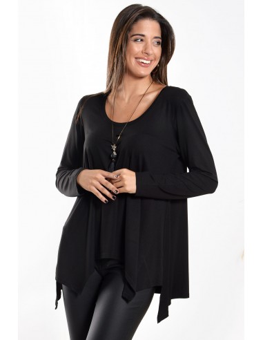 Γυναικεία μπλούζα με φαρδιά γραμμή plus size, στρογγυλό λαιμό και ασύμμετρο κόψιμο μπροστά. Σε μαύρο χρώμα.