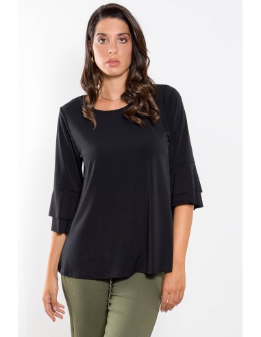 Γυναικεία μπλούζα με μανίκια 3/4 με διπλό βολάν. Έχει στρογγυλό λαιμό και άνετη, ελαστική εφαρμογή που καλύπτει plus size.