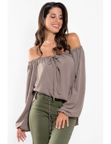 Γυναικεία μπλούζα έξωμη με φαρδιά plus size γραμμή σε χρώμα πούρο.